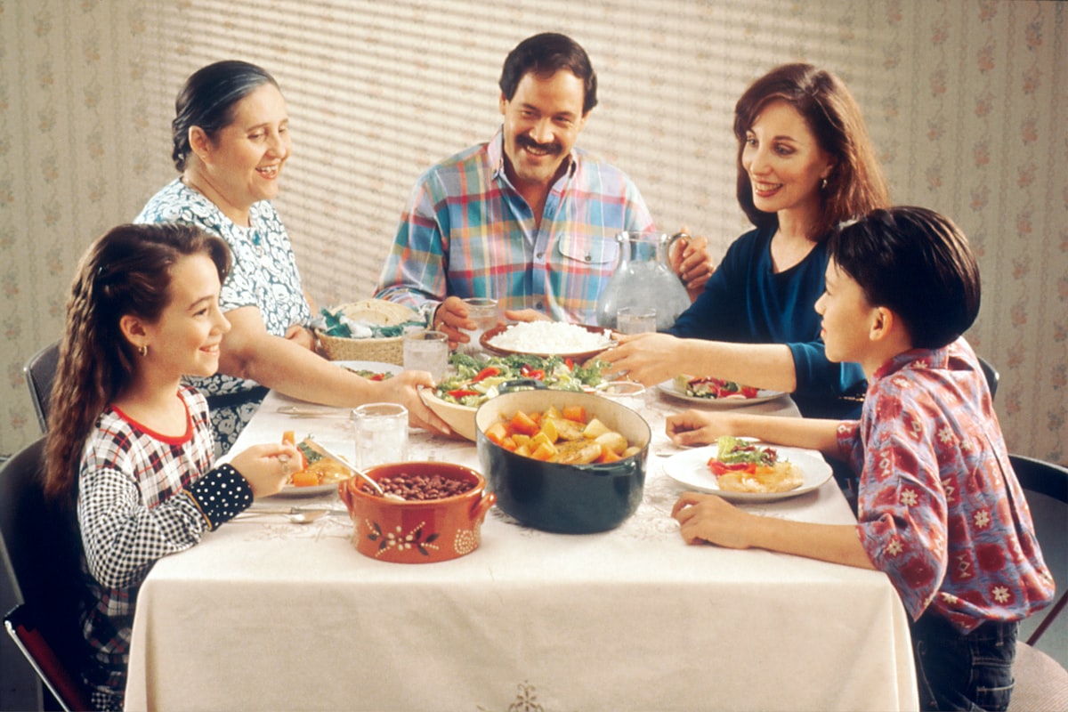 Familia disfrutando de comida saludable juntos